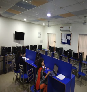 saket computer course lab at Arth Institute