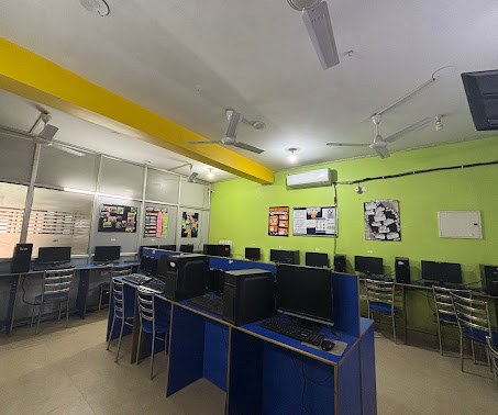 Computer lab of Arth Institute Saket branch